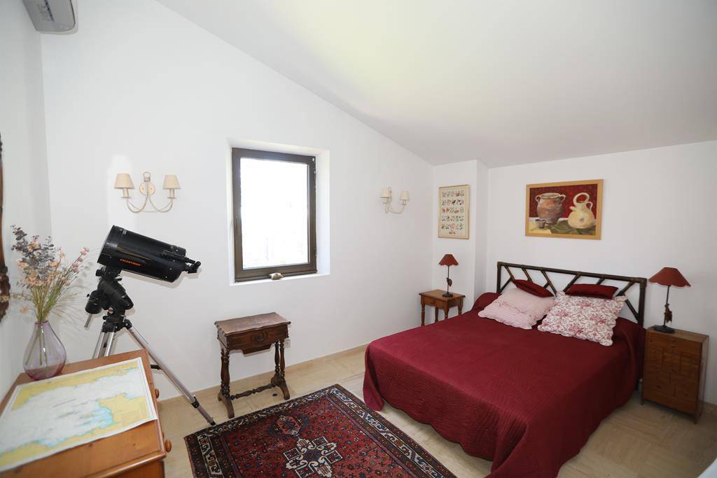 Au pied du Luberon, maison de qualité sur terrain paysagé   