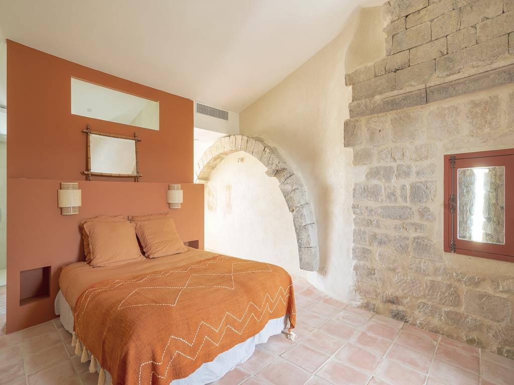 Pittoresque maison de village avec bassin provençal et vue panoramique   