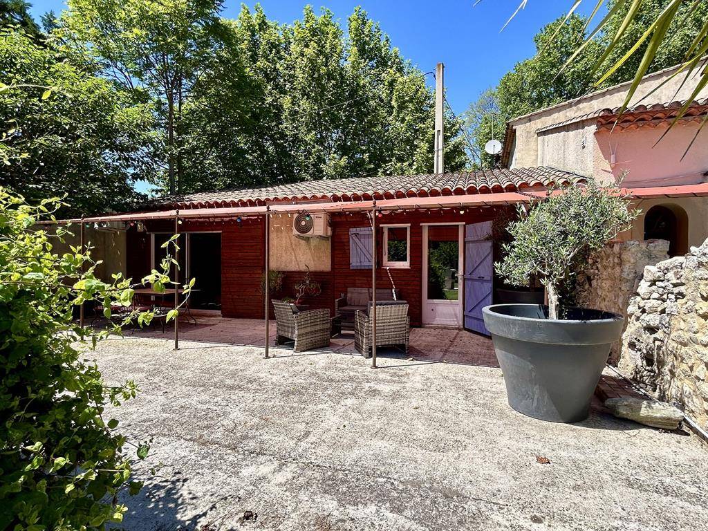 Propriété avec gîtes indépendants et piscine en bord de Sorgue   