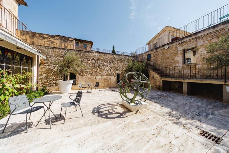 Bastide de ville du XVIIe siècle au cœur du Luberon, ancien couvent réhabilité, organisée autour d’un vaste patio central, offrant plus de 1 600 m².