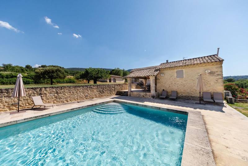 Vente dans le Luberon, élégante propriété en pierres avec vues sur Bonnieux et Lacoste, récemment restaurée et de nombreuses prestations.