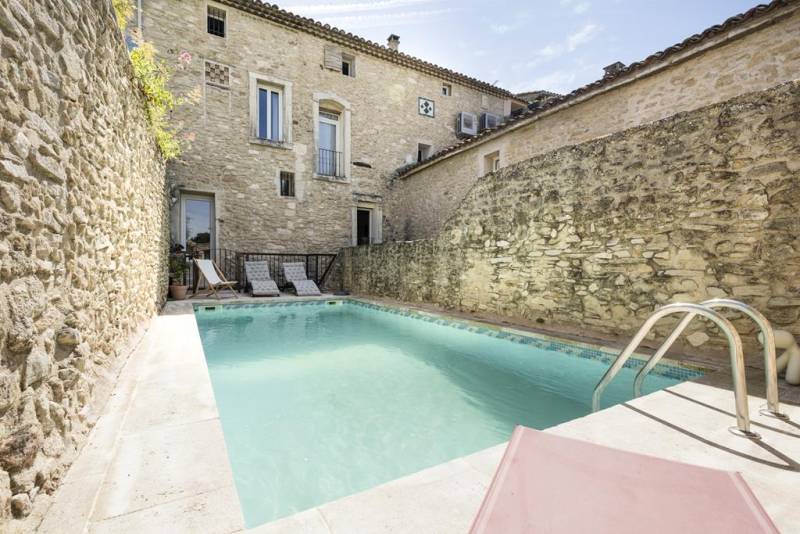 Maison de caractère de près de 320 m² avec cour intérieure, piscine et appartement indépendant de près de 135 m2 à Lagnes.