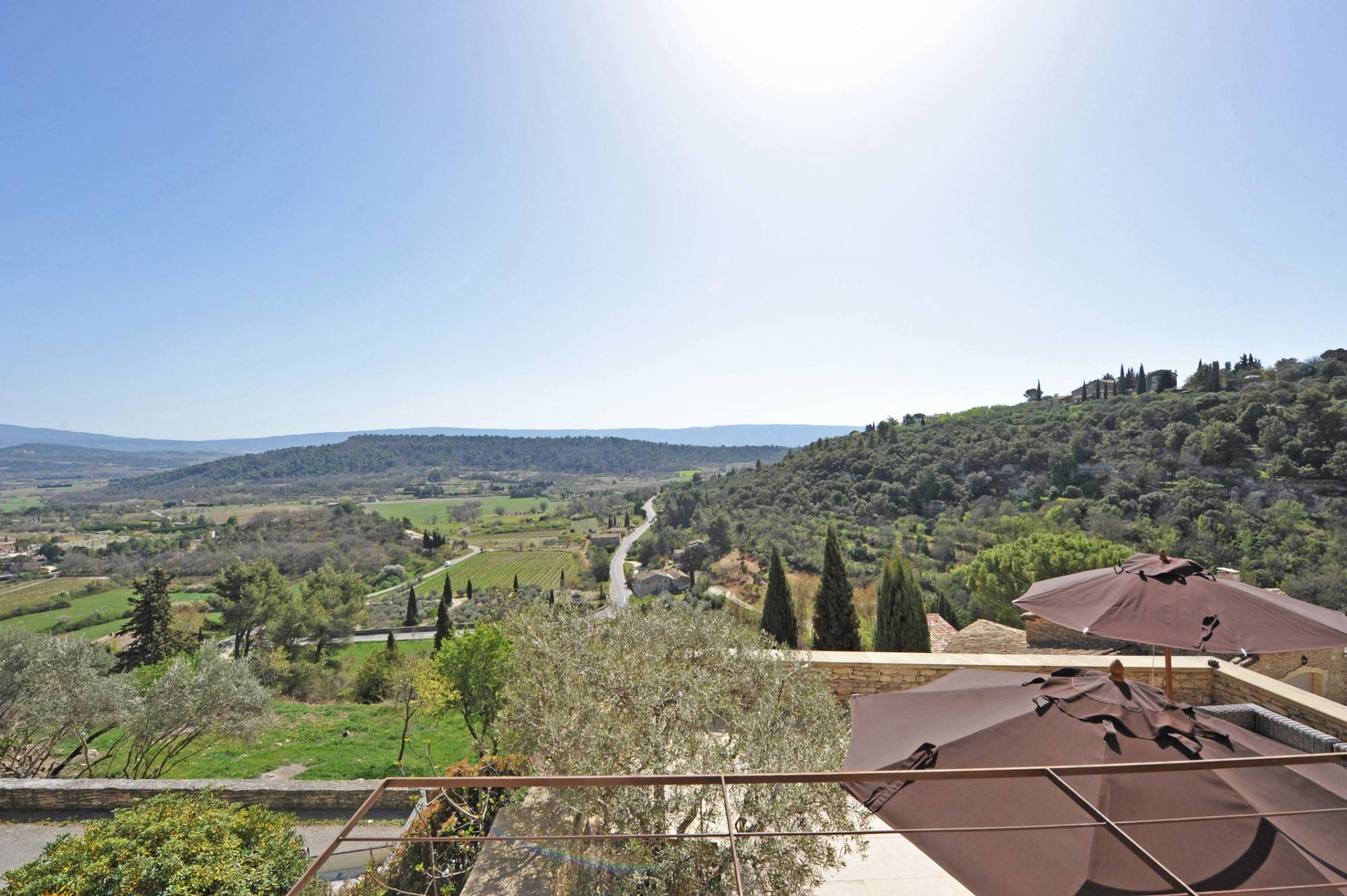 Gordes, dans le village et face à la vallée   