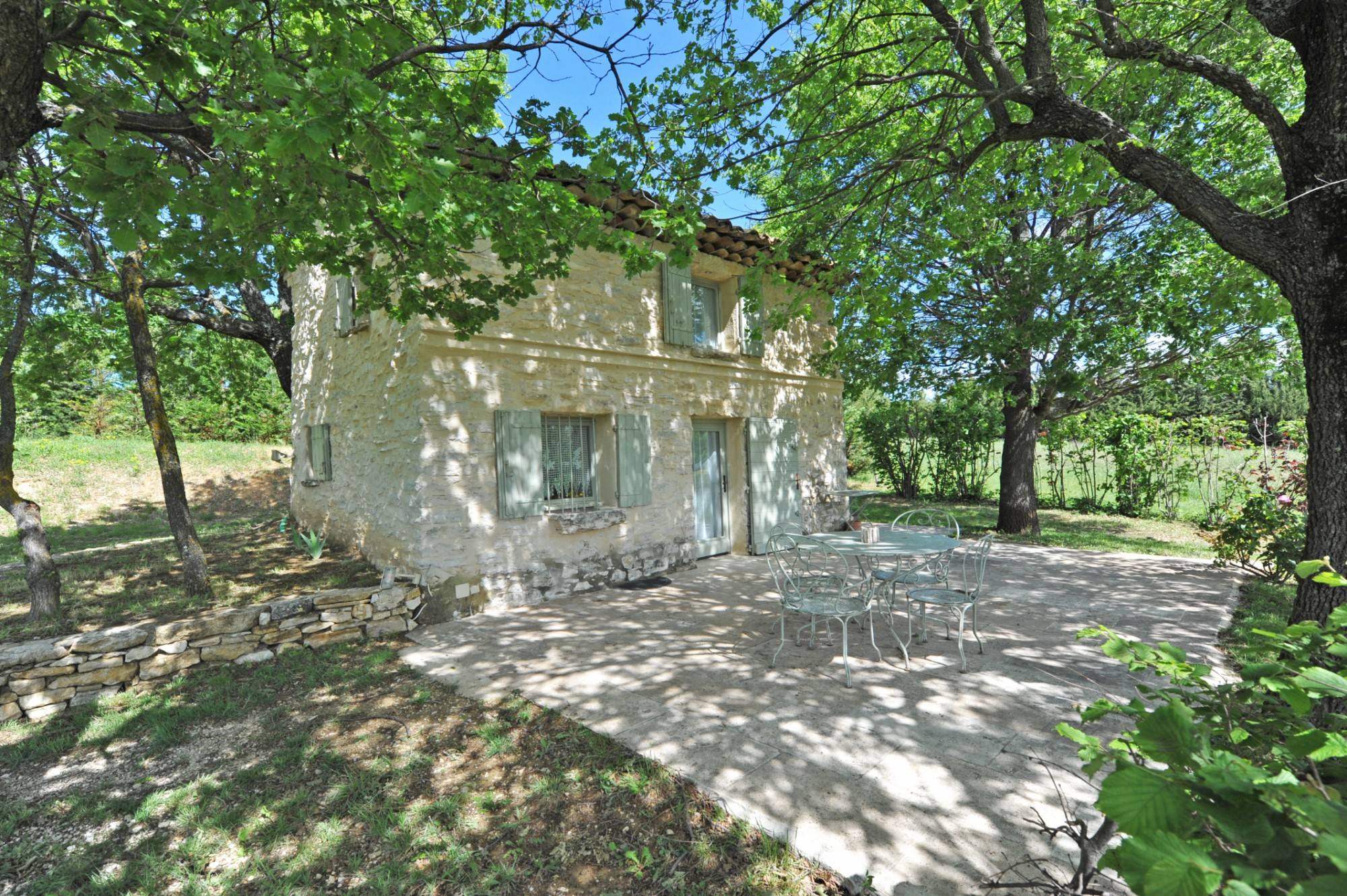 Luberon, propriété de famille avec dépendances et piscine   