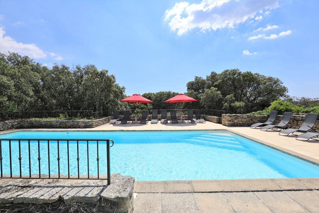Gordes, maison 6 chambres avec dépendances sur superbe terrain clos   