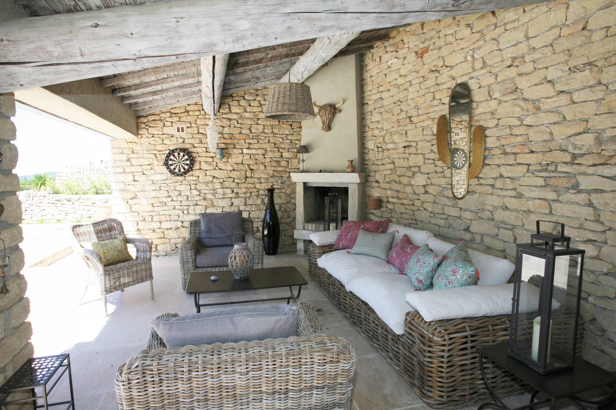 maison avec piscine et pool-house dans le village de Gordes   