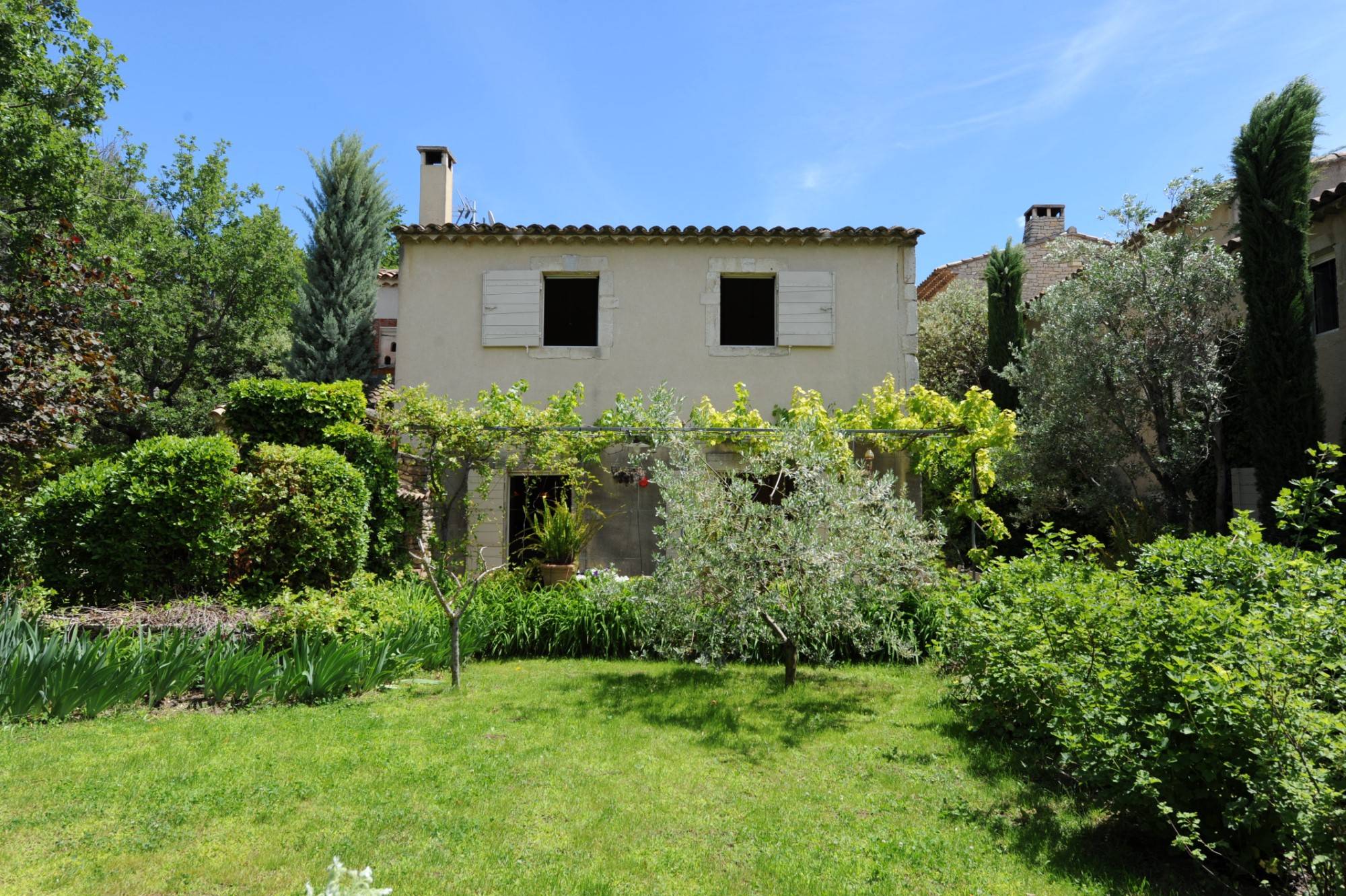 EXCLUSIVITE - Superbe propriété d'agrément sur 1,9 hectare  face à Ménerbes  