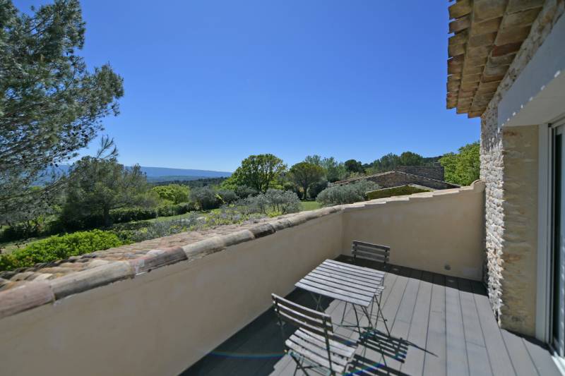 Grande propriété de famille d'agrément avec dépendances et piscine sur plus de 2 hectares face à la vallée et au Luberon.