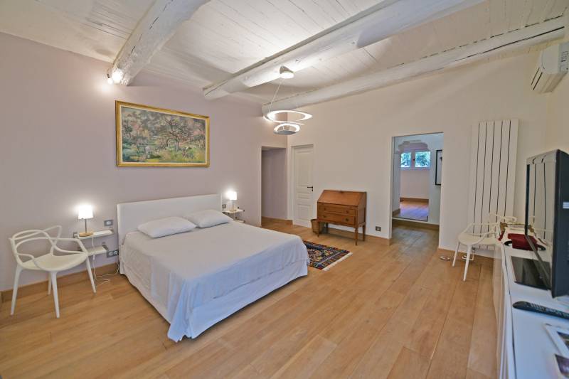 Belle propriété familiale composée d’un mas de charme rénové, avec piscine et dépendances, idéalement située au pied du Luberon.