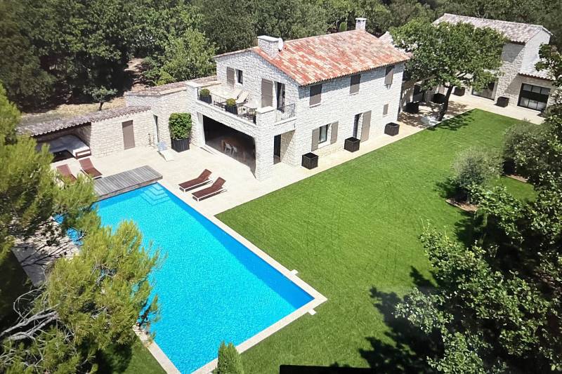 Exclusivité - À Saint Saturnin lès Apt, sur plus de 2.5 ha, superbe maison à la restauration parfaite avec piscine, tennis et vue sur Gordes.