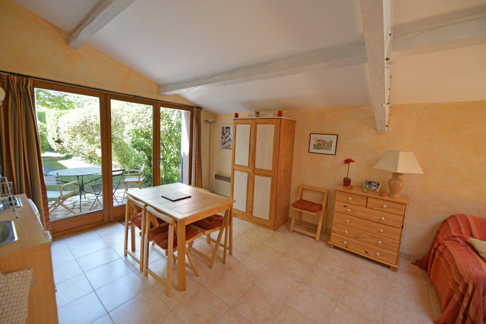 En vente à l'Isle-sur-la-Sorgue, proche du centre-ville, villa de 4 chambres avec dépendance et piscine sur terrain paysagé.