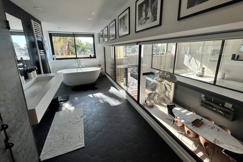 A Saint Rémy de Provence, dans le centre du village, superbe loft  atypique de 150 m² avec cour et piscine.