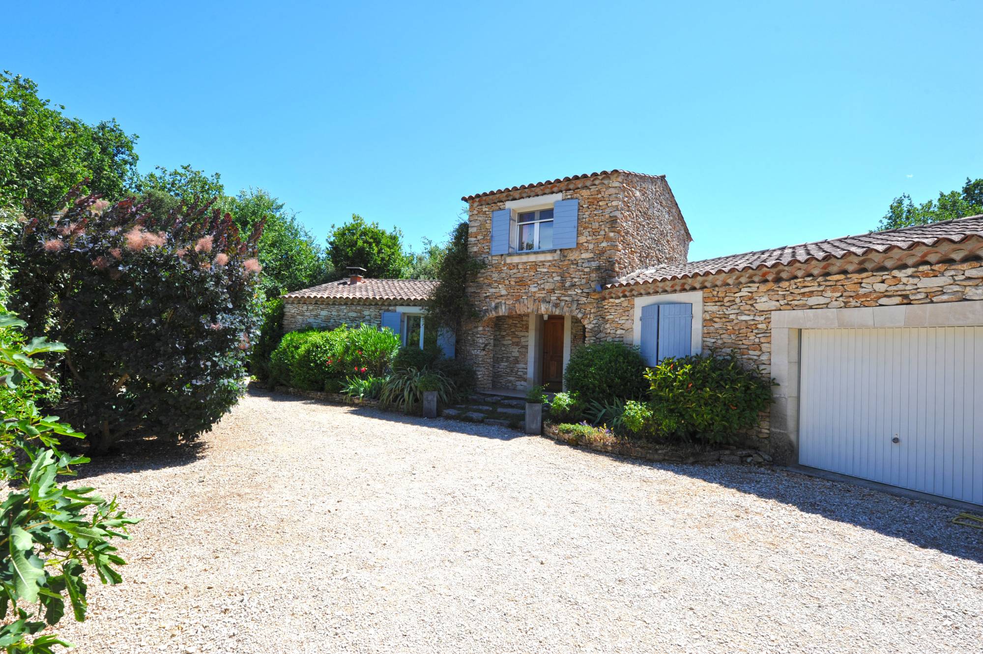 maison en pierres avec piscine à Gordes   