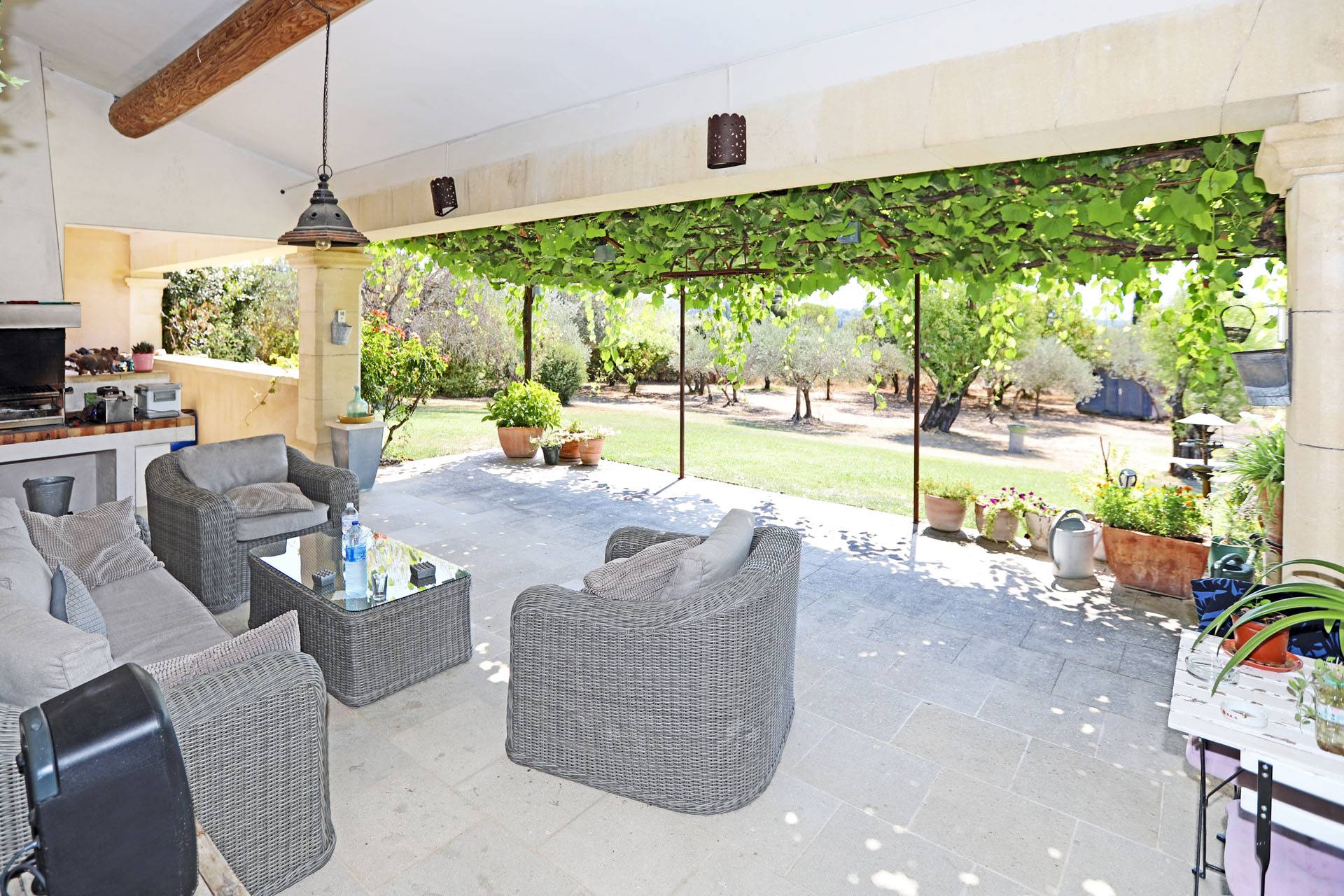 Gordes, propriété avec piscine, dépendances et belles vues.