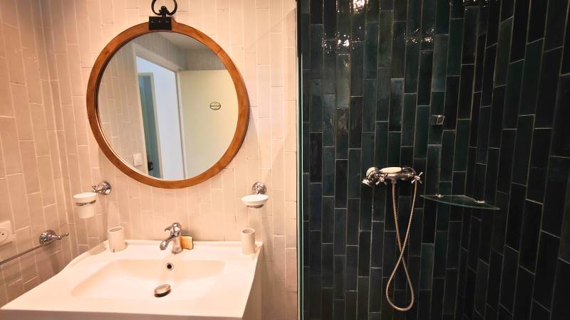 En exclusivité, rare à la vente, bastidon avec vue et piscine partagée dans le centre de Gordes. BIEN VENDU