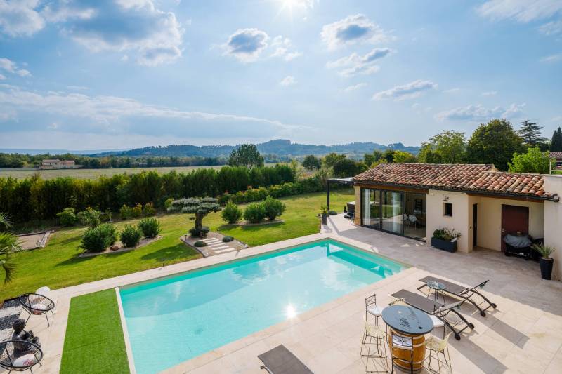 Villa contemporaine avec piscine, pool house sur grand terrain paysagé et vues sur le Luberon à proximité de Roussillon