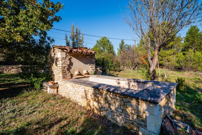 A Gordes, propriété d’agrément au calme sur 2,4 hectares avec dépendances, espaces pour chevaux, piscine et oliveraie.