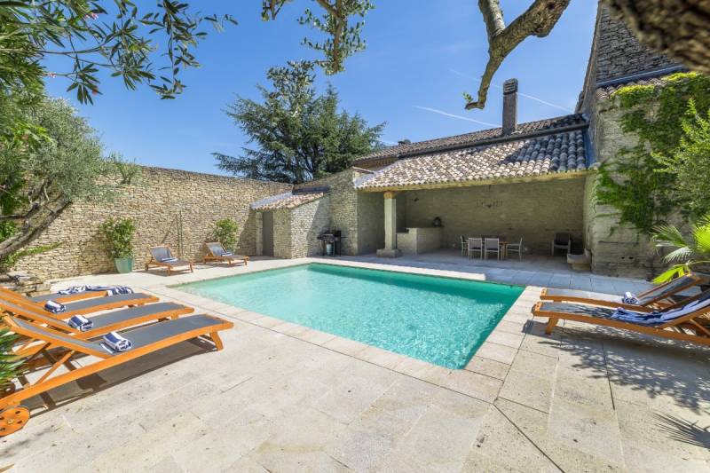 Au pied de Gordes, Mas rénové de 350 m² au pied de Gordes, alliant charme provençal et prestations haut de gamme.