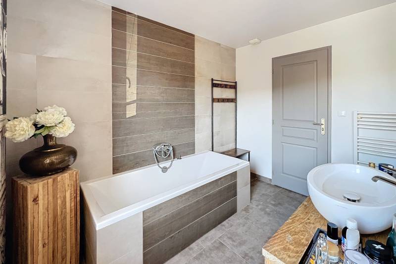 A Cavaillon, quartier St Jacques, à la vente, maison récente avec gîte indépendant dans jardin paysager avec piscine, au calme.