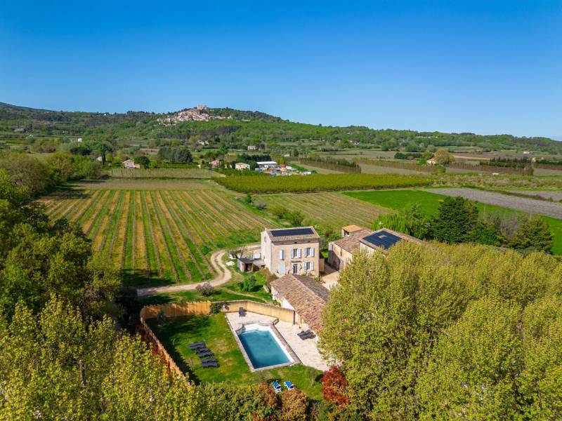 Propriété à fort potentiel au pied du village de Bonnieux sur 20 ha avec vues panoramiques sur les villages perchés.