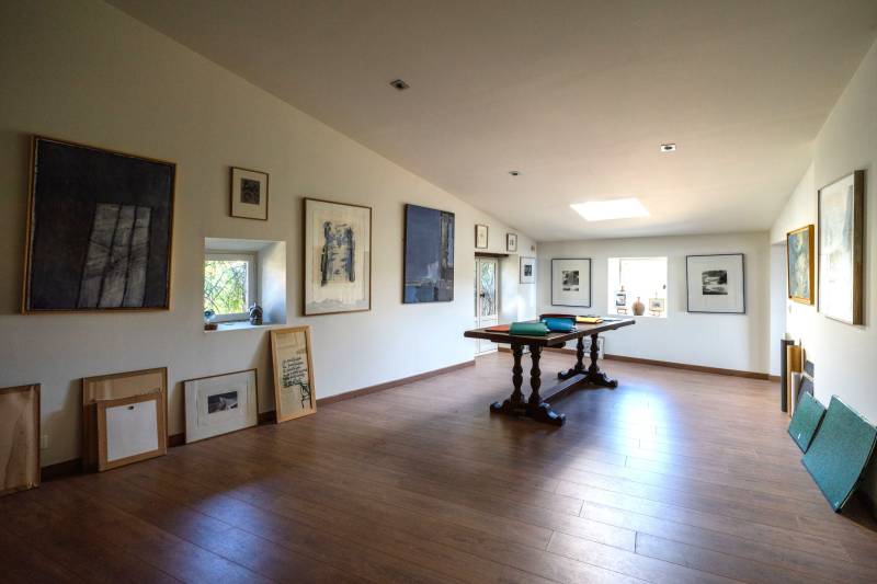 Dans le village de Cabrières-d'Avignon, maison de maître historique en pierre de taille avec piscine et jardin près du château.