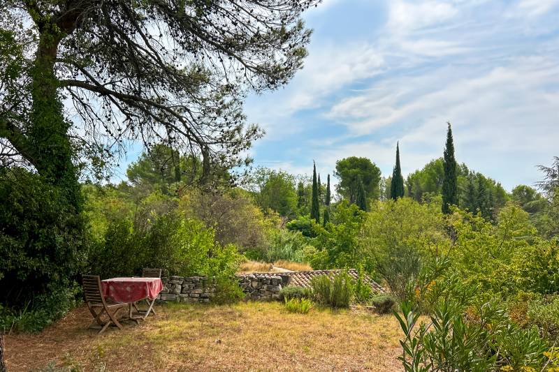 A L’Isle-sur-la-Sorgue, quartier Saint-Antoine, à vendre, maison ancienne rénovée sur 2500 m² avec gîte indépendant, piscine en copropriété et vues dégagées.