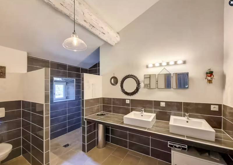 Entre Robion et Cavaillon, mas rénové au calme, comprenant 8 chambres dont une suite de 60 m² et deux gîtes indépendants, avec piscine et pool house.