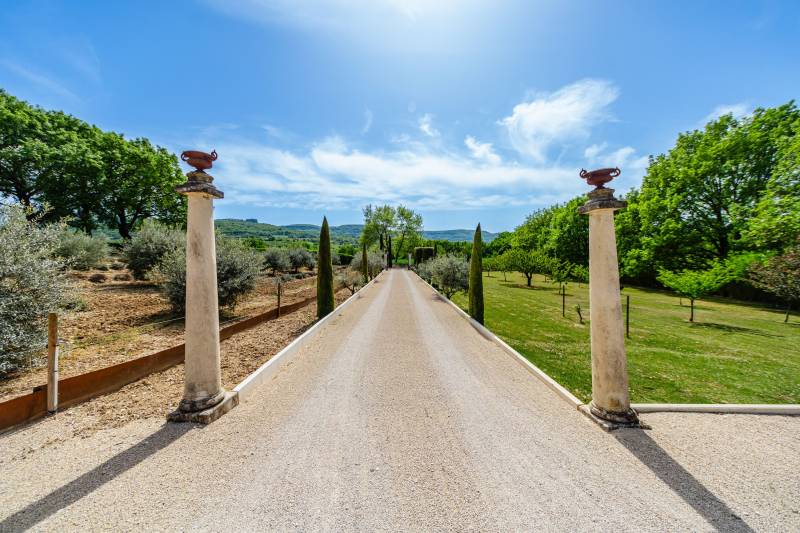 A la vente à Saignon, authentique bergerie restaurée, en pierres, avec piscine et superbe vue sur le Luberon.
