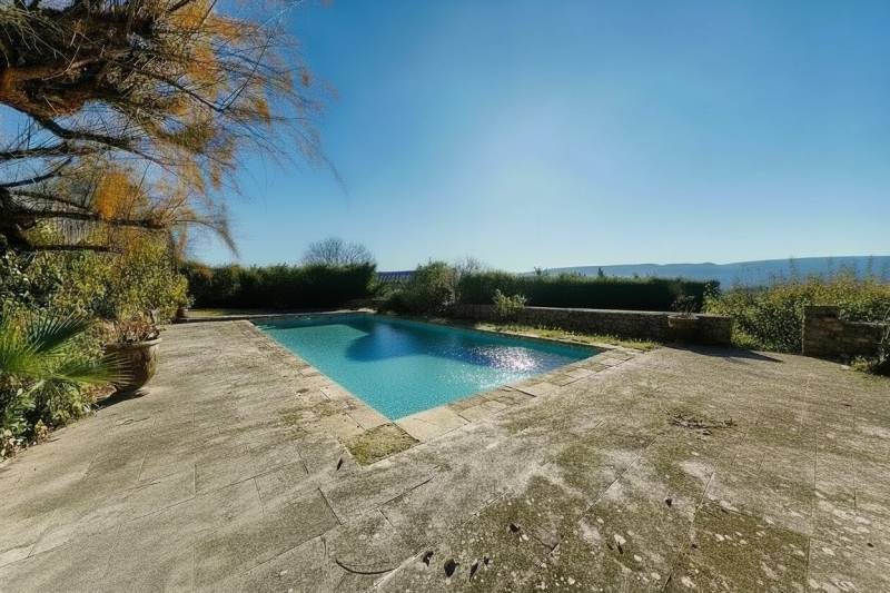 Exceptionnelle propriété avec appartement indépendant, piscine et dépendances sur terrain paysagé de 3500 m² avec vues dégagées.