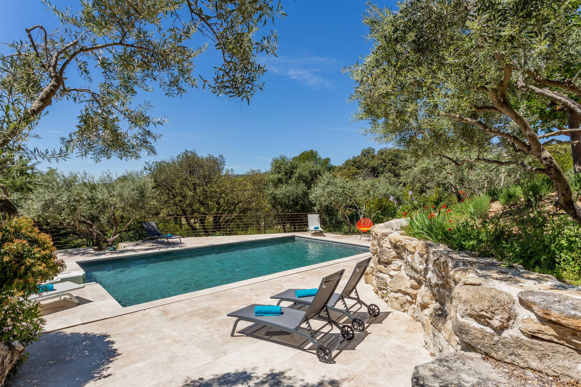 Lioux, maison récente avec piscine et vue sur le Luberon   