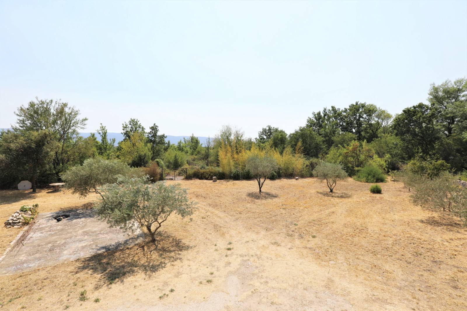 Hameau de Gordes, maison mitoyenne à rénover avec vue sur le Luberon   