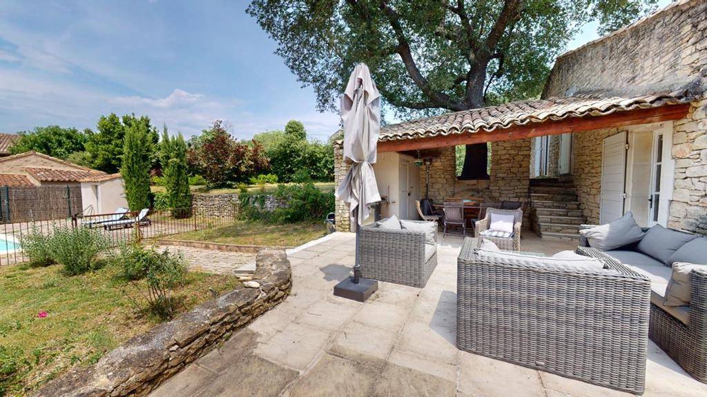 OPPEDE • Maison en pierres   