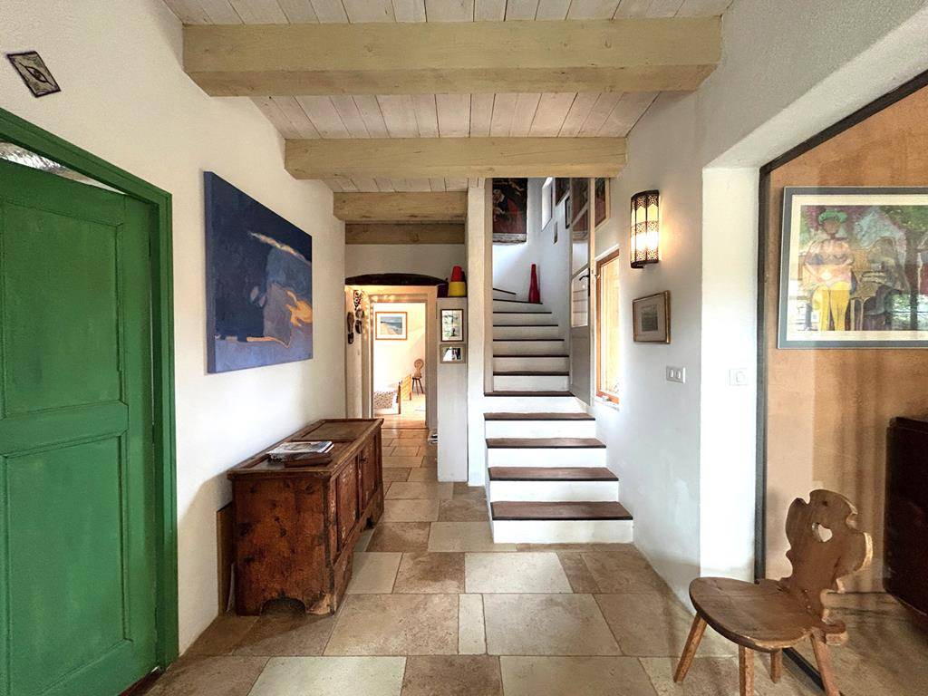 Maison de charme aux lignes contemporaines avec jardin luxuriant et bassin   