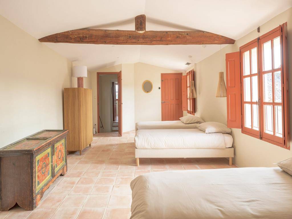 Pittoresque maison de village avec bassin provençal et vue panoramique   