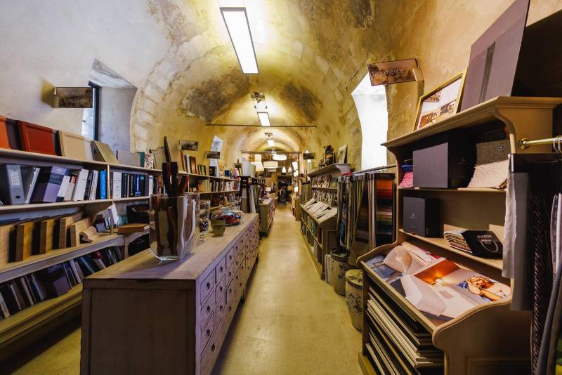 Bastide de ville du XVIIe siècle au cœur du Luberon, ancien couvent réhabilité, organisée autour d’un vaste patio central, offrant plus de 1 600 m².
