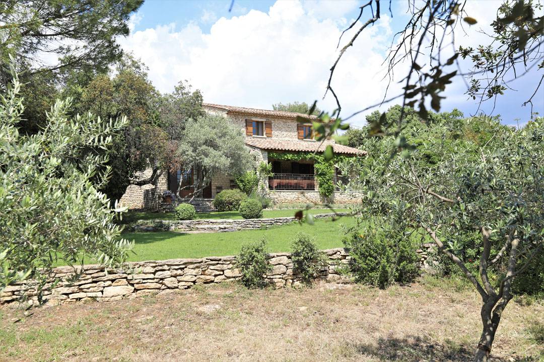 Gordes, maison 6 chambres avec dépendances sur superbe terrain clos   