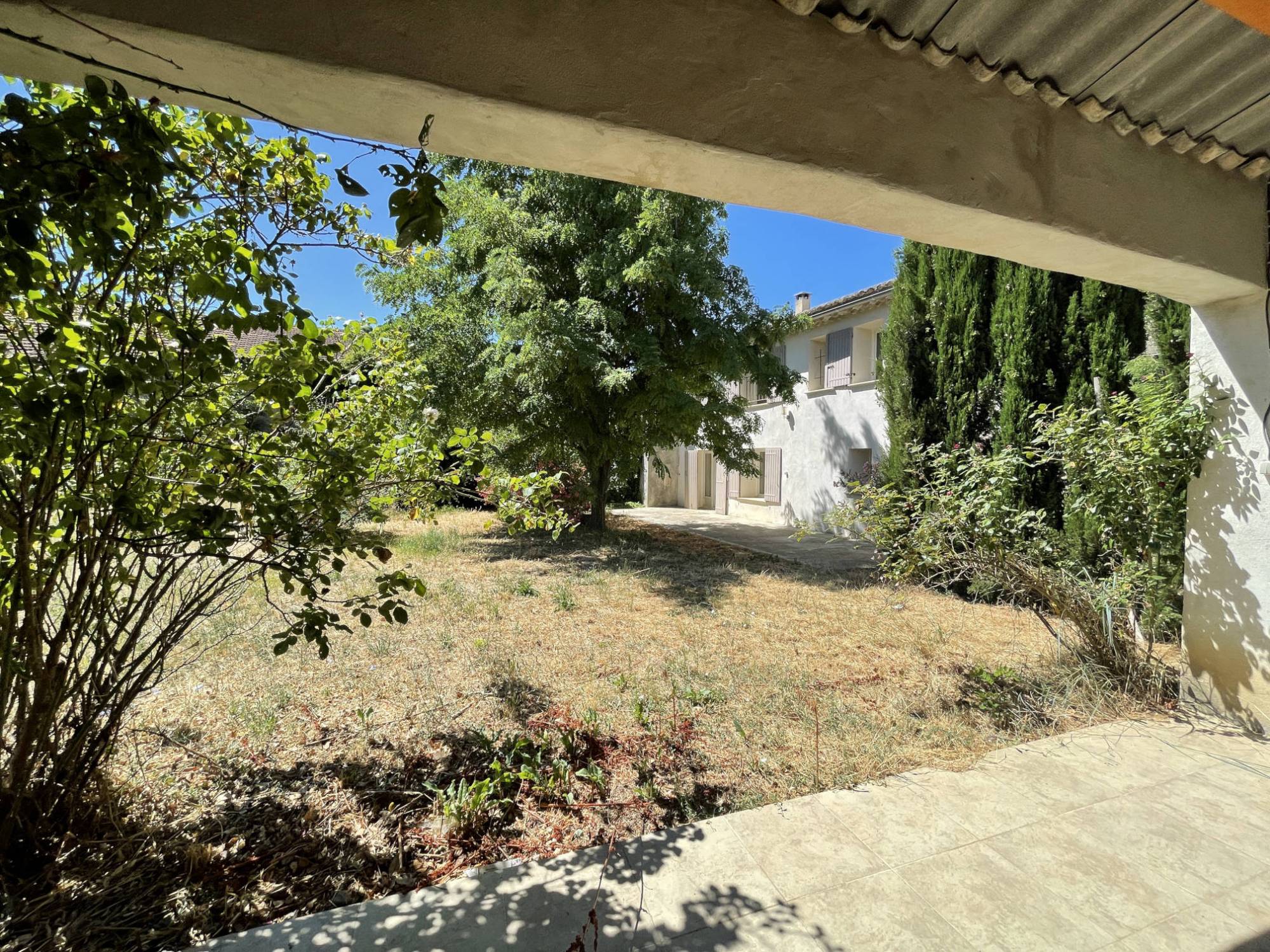 proche de Gigondas, spacieuse maison de village avec cour et grand jardin   
