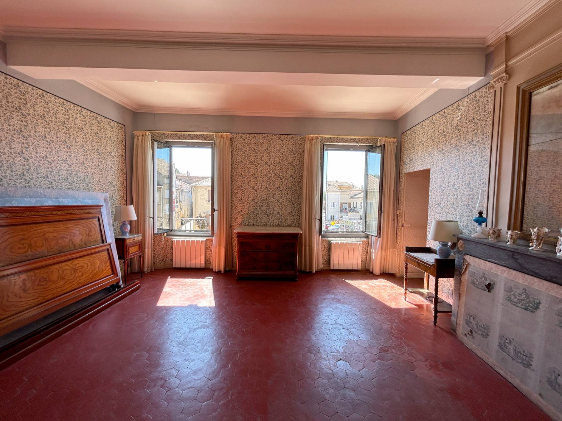 RARE : Maison de maître XVIIème siècle avec jardin et dépendances au cœur du village de Saint-Geniès-de-Comolas   