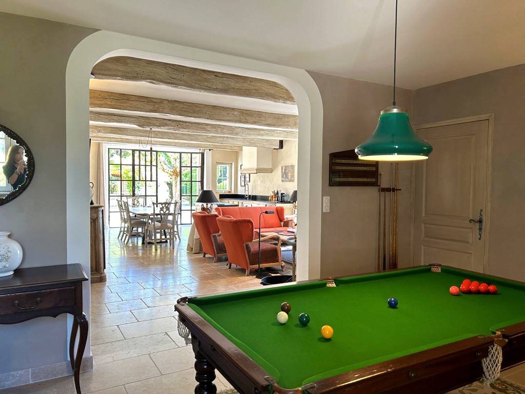 PROPRIETE EN POSITION DOMINANTE DE 290 m² AVEC JARDIN ET PISCINE    