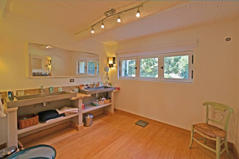 Belle propriété familiale composée d’un mas de charme rénové, avec piscine et dépendances, idéalement située au pied du Luberon.
