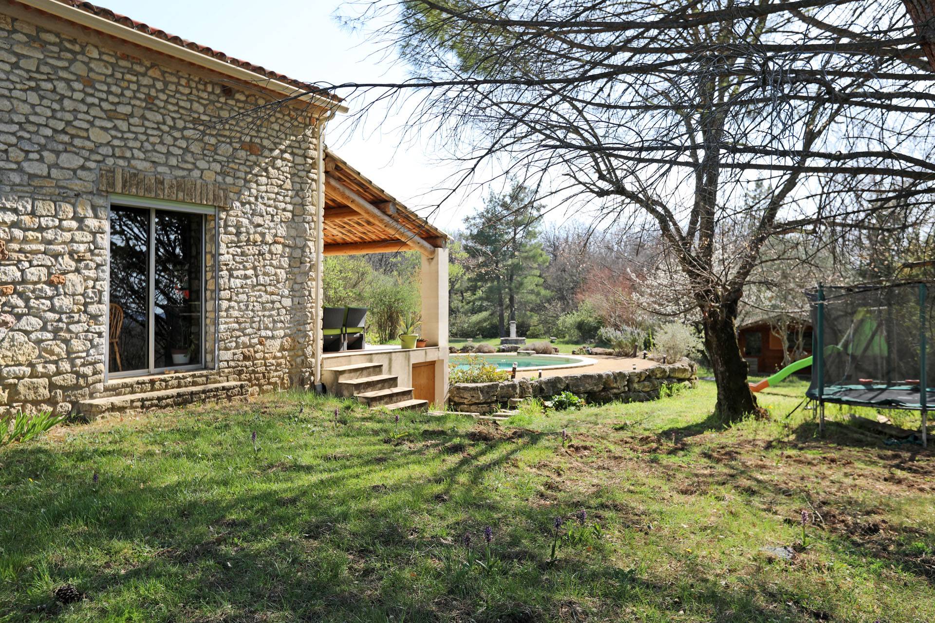 Luberon, maison avec piscine sur plus de 9000m²   