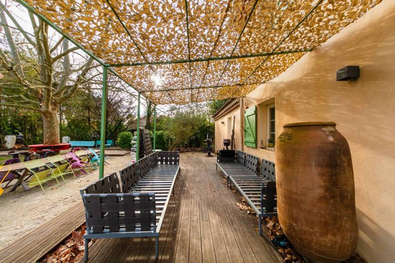 A la vente à L’Isle-sur-la-Sorgue, charmante villa rénovée avec cheminée en pierre et piscine au calme, en bordure de ville.