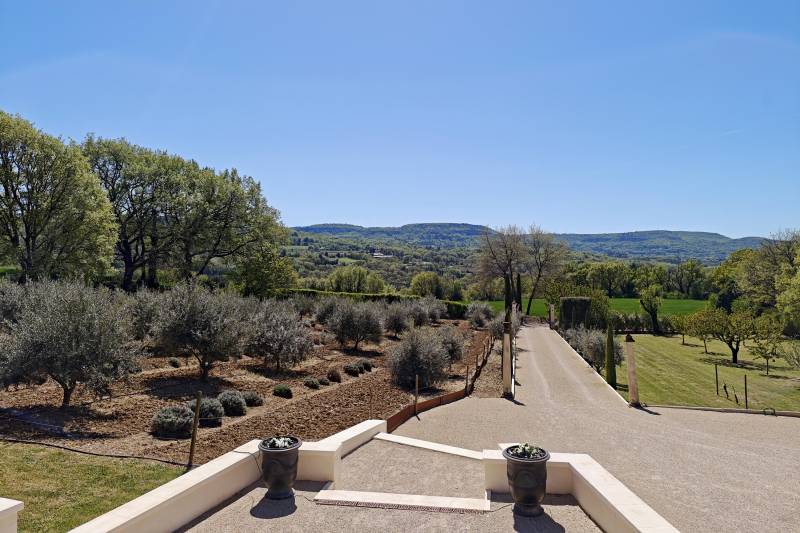 A la vente à Saignon, authentique bergerie restaurée, en pierres, avec piscine et superbe vue sur le Luberon.