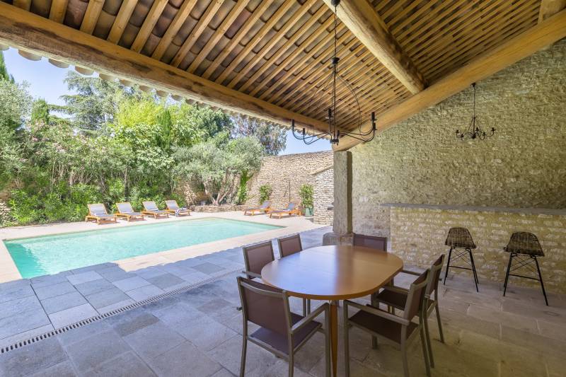 Au pied de Gordes, Mas rénové de 350 m² au pied de Gordes, alliant charme provençal et prestations haut de gamme.