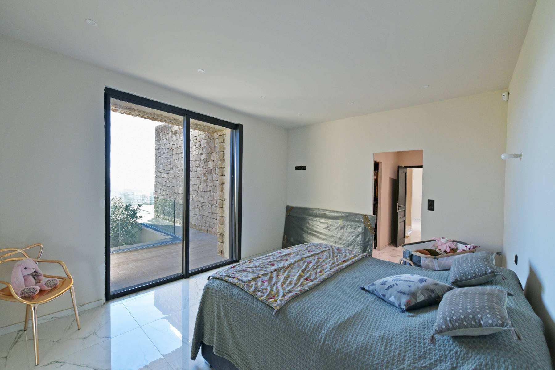 Villa contemporaine en position dominante face au Luberon   