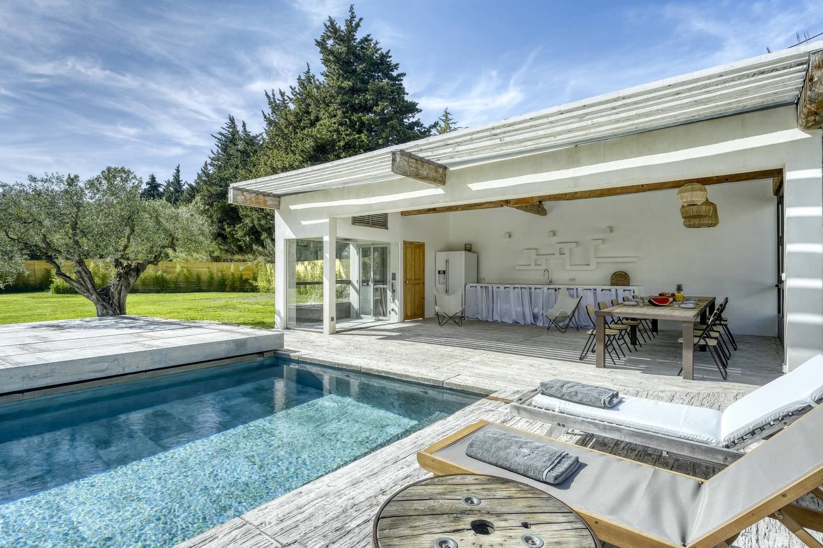 Pool House avec piscine moderne sur propriété de prestige en Provence
