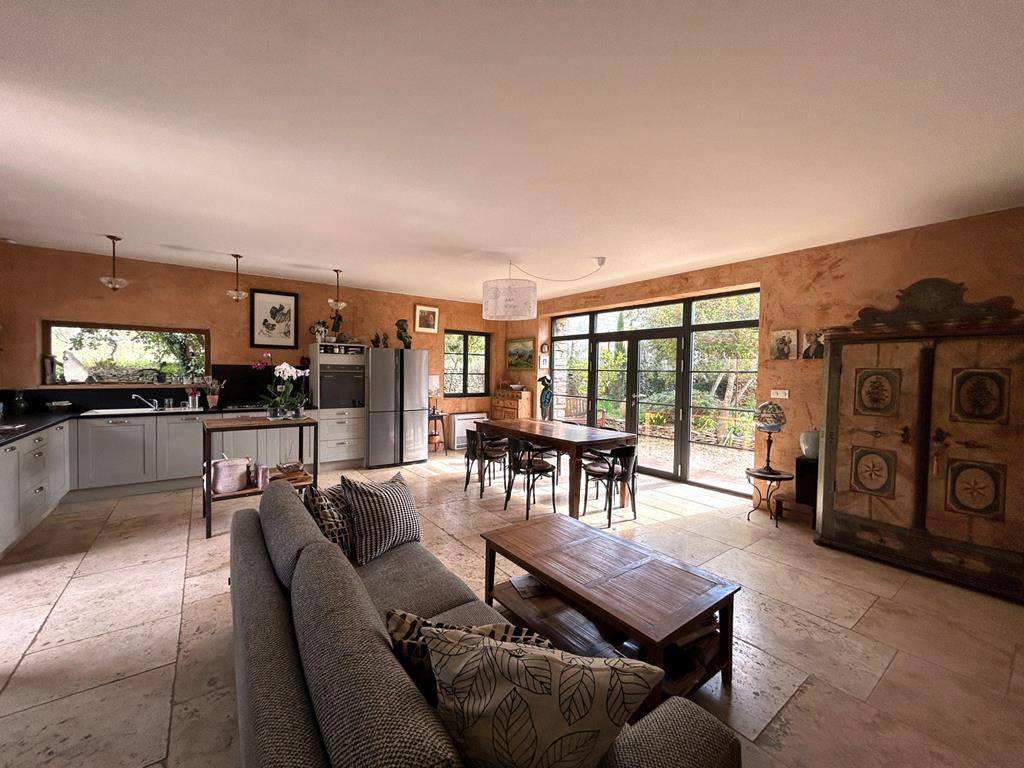 Maison de charme aux lignes contemporaines avec jardin luxuriant et bassin   