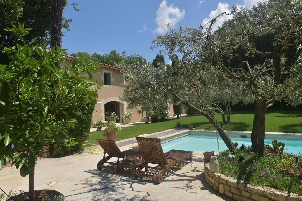 Au pied du Luberon, maison de qualité sur terrain paysagé   