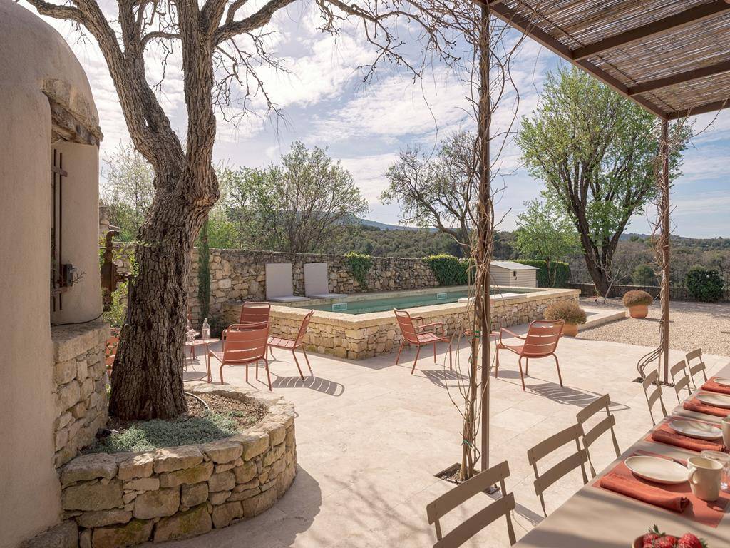 Pittoresque maison de village avec bassin provençal et vue panoramique   