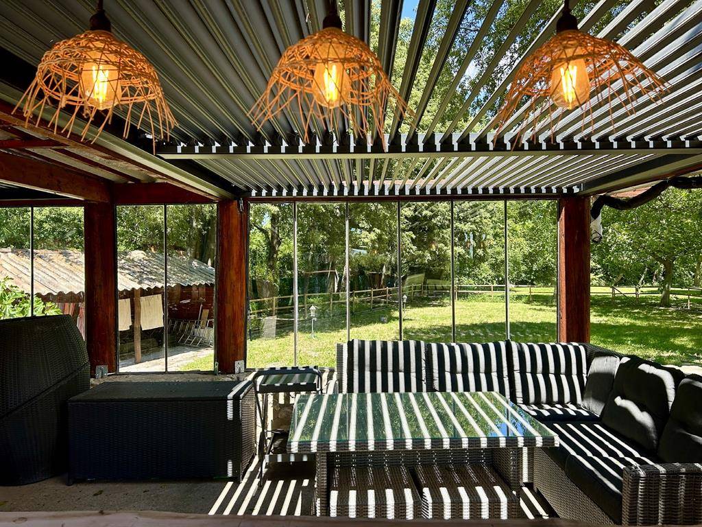 Propriété avec gîtes indépendants et piscine en bord de Sorgue   
